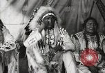 Immagine di Native American Indian Chief mira torna introduce se stesso Fort Browning Montana USA, 1930, secondo 41 filmato di repertorio 65675025292