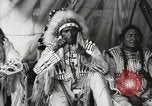 Immagine di Native American Indian Chief mira torna introduce se stesso Fort Browning Montana USA, 1930, secondo 42 filmato di repertorio 65675025292