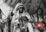Immagine di Native American Indian Chief mira torna introduce se stesso Fort Browning Montana USA, 1930, secondo 43 filmato di repertorio 65675025292