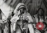 Immagine di Native American Indian Chief mira torna introduce se stesso Fort Browning Montana USA, 1930, secondo 44 filmato di repertorio 65675025292
