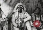 Immagine di Native American Indian Chief mira torna introduce se stesso Fort Browning Montana USA, 1930, secondo 45 filmato di repertorio 65675025292