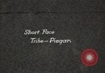 Immagine di Native American Indian Chief lato corto si presenta Fort Browning Montana USA, 1930, secondo 1 filmato di repertorio 65675025293