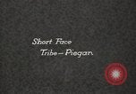Immagine di Native American Indian Chief lato corto si presenta Fort Browning Montana USA, 1930, secondo 3 filmato di repertorio 65675025293