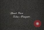 Immagine di Native American Indian Chief lato corto si presenta Fort Browning Montana USA, 1930, secondo 5 filmato di repertorio 65675025293