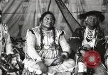 Immagine di Native American Indian Chief lato corto si presenta Fort Browning Montana USA, 1930, secondo 6 filmato di repertorio 65675025293