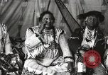 Immagine di Native American Indian Chief lato corto si presenta Fort Browning Montana USA, 1930, secondo 7 filmato di repertorio 65675025293