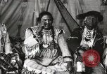 Immagine di Native American Indian Chief lato corto si presenta Fort Browning Montana USA, 1930, secondo 8 filmato di repertorio 65675025293