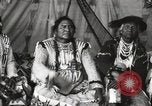 Immagine di Native American Indian Chief lato corto si presenta Fort Browning Montana USA, 1930, secondo 9 filmato di repertorio 65675025293