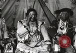 Immagine di Native American Indian Chief lato corto si presenta Fort Browning Montana USA, 1930, secondo 10 filmato di repertorio 65675025293