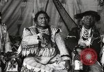 Immagine di Native American Indian Chief lato corto si presenta Fort Browning Montana USA, 1930, secondo 11 filmato di repertorio 65675025293