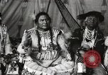 Immagine di Native American Indian Chief lato corto si presenta Fort Browning Montana USA, 1930, secondo 12 filmato di repertorio 65675025293