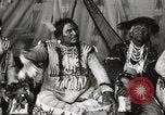 Immagine di Native American Indian Chief lato corto si presenta Fort Browning Montana USA, 1930, secondo 13 filmato di repertorio 65675025293