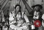 Immagine di Native American Indian Chief lato corto si presenta Fort Browning Montana USA, 1930, secondo 14 filmato di repertorio 65675025293