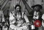 Immagine di Native American Indian Chief lato corto si presenta Fort Browning Montana USA, 1930, secondo 15 filmato di repertorio 65675025293