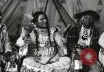 Immagine di Native American Indian Chief lato corto si presenta Fort Browning Montana USA, 1930, secondo 16 filmato di repertorio 65675025293