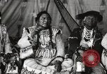 Immagine di Native American Indian Chief lato corto si presenta Fort Browning Montana USA, 1930, secondo 17 filmato di repertorio 65675025293