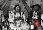 Immagine di Native American Indian Chief lato corto si presenta Fort Browning Montana USA, 1930, secondo 18 filmato di repertorio 65675025293