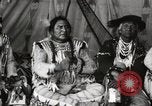 Immagine di Native American Indian Chief lato corto si presenta Fort Browning Montana USA, 1930, secondo 19 filmato di repertorio 65675025293
