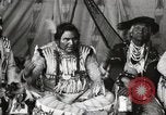 Immagine di Native American Indian Chief lato corto si presenta Fort Browning Montana USA, 1930, secondo 20 filmato di repertorio 65675025293