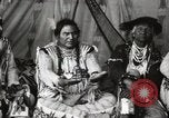 Immagine di Native American Indian Chief lato corto si presenta Fort Browning Montana USA, 1930, secondo 21 filmato di repertorio 65675025293