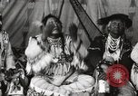 Immagine di Native American Indian Chief lato corto si presenta Fort Browning Montana USA, 1930, secondo 22 filmato di repertorio 65675025293