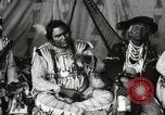 Immagine di Native American Indian Chief lato corto si presenta Fort Browning Montana USA, 1930, secondo 23 filmato di repertorio 65675025293