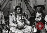 Immagine di Native American Indian Chief lato corto si presenta Fort Browning Montana USA, 1930, secondo 24 filmato di repertorio 65675025293