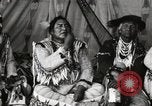 Immagine di Native American Indian Chief lato corto si presenta Fort Browning Montana USA, 1930, secondo 25 filmato di repertorio 65675025293