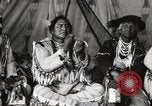 Immagine di Native American Indian Chief lato corto si presenta Fort Browning Montana USA, 1930, secondo 26 filmato di repertorio 65675025293