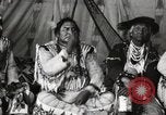 Immagine di Native American Indian Chief lato corto si presenta Fort Browning Montana USA, 1930, secondo 27 filmato di repertorio 65675025293