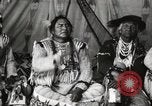 Immagine di Native American Indian Chief lato corto si presenta Fort Browning Montana USA, 1930, secondo 28 filmato di repertorio 65675025293
