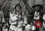 Immagine di Native American Indian Chief lato corto si presenta Fort Browning Montana USA, 1930, secondo 29 filmato di repertorio 65675025293