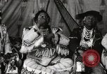 Immagine di Native American Indian Chief lato corto si presenta Fort Browning Montana USA, 1930, secondo 30 filmato di repertorio 65675025293