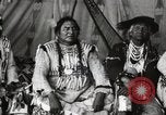 Immagine di Native American Indian Chief lato corto si presenta Fort Browning Montana USA, 1930, secondo 31 filmato di repertorio 65675025293