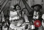 Immagine di Native American Indian Chief lato corto si presenta Fort Browning Montana USA, 1930, secondo 32 filmato di repertorio 65675025293