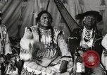 Immagine di Native American Indian Chief lato corto si presenta Fort Browning Montana USA, 1930, secondo 33 filmato di repertorio 65675025293