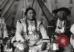 Immagine di Native American Indian Chief lato corto si presenta Fort Browning Montana USA, 1930, secondo 34 filmato di repertorio 65675025293