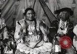 Immagine di Native American Indian Chief lato corto si presenta Fort Browning Montana USA, 1930, secondo 35 filmato di repertorio 65675025293