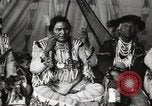 Immagine di Native American Indian Chief lato corto si presenta Fort Browning Montana USA, 1930, secondo 36 filmato di repertorio 65675025293