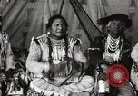 Immagine di Native American Indian Chief lato corto si presenta Fort Browning Montana USA, 1930, secondo 37 filmato di repertorio 65675025293