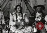 Immagine di Native American Indian Chief lato corto si presenta Fort Browning Montana USA, 1930, secondo 38 filmato di repertorio 65675025293