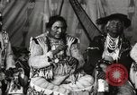 Immagine di Native American Indian Chief lato corto si presenta Fort Browning Montana USA, 1930, secondo 39 filmato di repertorio 65675025293