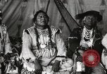 Immagine di Native American Indian Chief lato corto si presenta Fort Browning Montana USA, 1930, secondo 40 filmato di repertorio 65675025293