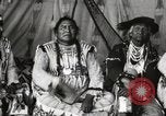 Immagine di Native American Indian Chief lato corto si presenta Fort Browning Montana USA, 1930, secondo 41 filmato di repertorio 65675025293