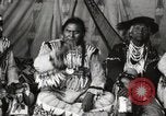 Immagine di Native American Indian Chief lato corto si presenta Fort Browning Montana USA, 1930, secondo 42 filmato di repertorio 65675025293