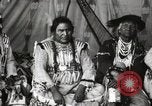 Immagine di Native American Indian Chief lato corto si presenta Fort Browning Montana USA, 1930, secondo 43 filmato di repertorio 65675025293