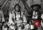 Immagine di Native American Indian Chief lato corto si presenta Fort Browning Montana USA, 1930, secondo 44 filmato di repertorio 65675025293