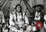 Immagine di Native American Indian Chief lato corto si presenta Fort Browning Montana USA, 1930, secondo 45 filmato di repertorio 65675025293