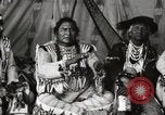 Immagine di Native American Indian Chief lato corto si presenta Fort Browning Montana USA, 1930, secondo 46 filmato di repertorio 65675025293