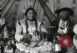 Immagine di Native American Indian Chief lato corto si presenta Fort Browning Montana USA, 1930, secondo 47 filmato di repertorio 65675025293